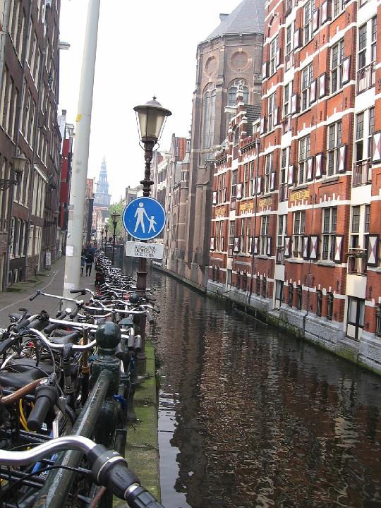 Amsterdam 30.jpg - Da in Amsterdam die Grachten einen der Haupttransportweg für Güter und Menschen darstellten, war es üblich, die Steuern für ein Gebäude nach seiner Breite am Kanal zu bemessen.